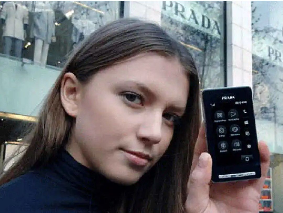 Мано телефон платный. LG ke850 Prada. LG Prada первый сенсорный телефон. Кто создал сенсерной телефон. Первый сенсорный телефон в мире.